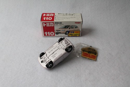 Vintage Tomica 110 First Edition with Metal Charm Toyota Vitz Yaris MetLilac - Picture 2 of 3