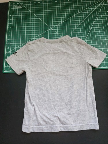 The Nike Tee Kid’s Logo Gray T-Shirt Size 7 Youth Grey - Picture 4 of 4