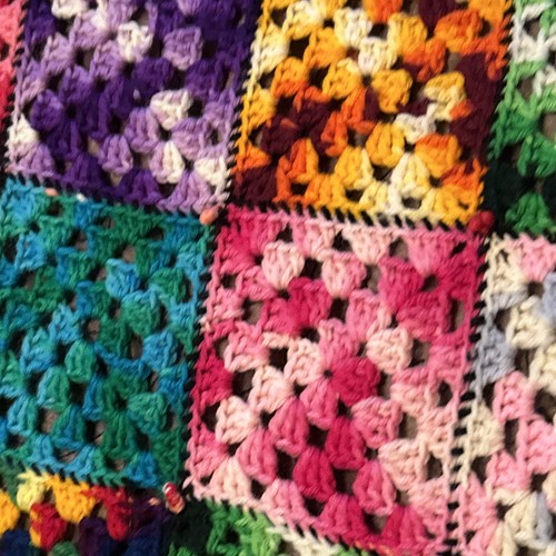 Vintage große Granny Square/Rosanne Afghan Decke handgehäkelt ca. 76x56. - Bild 14 von 17