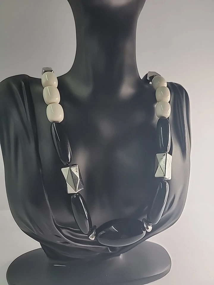 Collar llamativo vintage negro blanco con cuentas espaciadores geométricos tono plata Foto 3 de 4