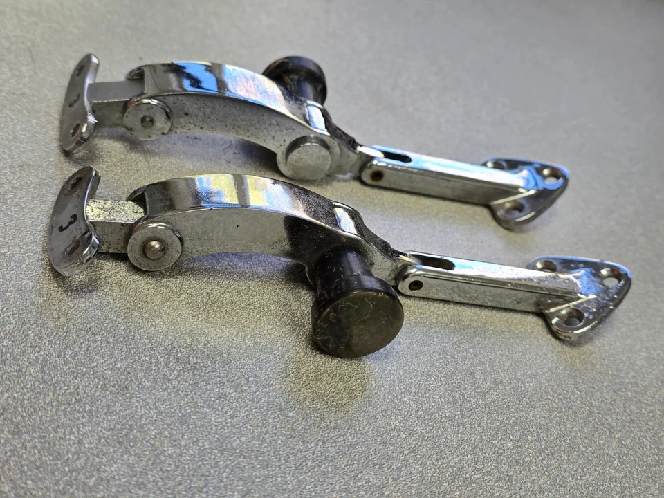 PAR DE PESTILLOS DE VENTANA DE CUARTO TRASERO CROMADOS ORIGINALES ORIGINALES USADOS #3 Foto 4 de 4