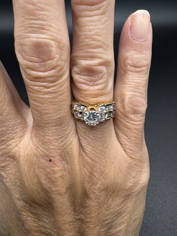 Anillo de oro amarillo y diamantes de 18 quilates. One Brilliant Round .55 quilates con TCW 1.33 Foto 3 de 4