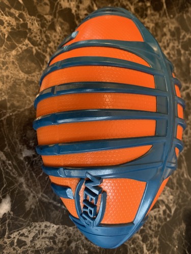 NERF Weather Blitz Schaumstoff Fußball für Allwetterspiele -- leicht zu haltende Griffe - sehr gut - Bild 1 von 2