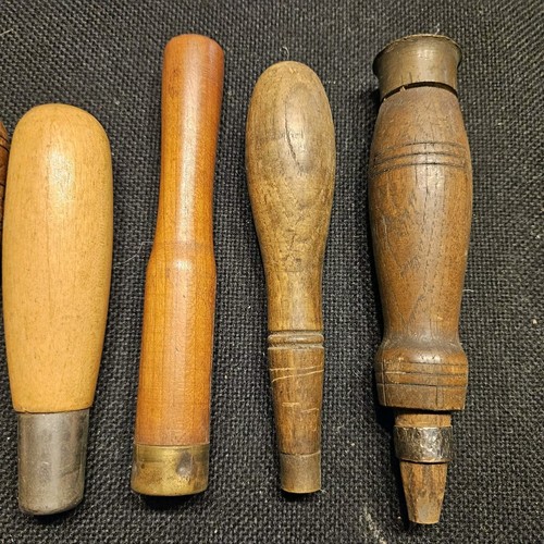 LOTTO 9 - MANICI VINTAGE IN LEGNO DI GRANDI DIMENSIONI PER LIME E SCALPELLI CON FURELI HICKORY C4 - Foto 4 di 9