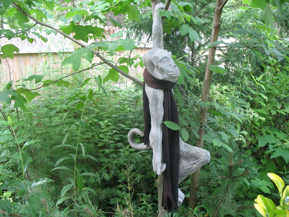 Estatua de jardín de mono colgante de fibra de vidrio al aire libre de 3 pies Foto 3 de 4