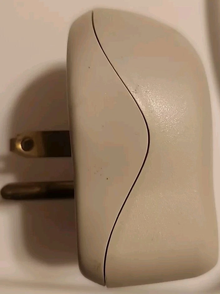 Tripp Lite 1 Outlet 600 Joule Wallmount Direct Plug in Surge Protector E223492 - Image 3 of 4