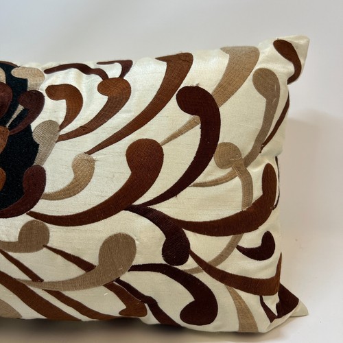 Pier 1 Importaciones Almohada Rectangular Bordada Lumbar Óxido/Dorado Pergaminos Boho - Imagen 4 de 9