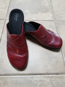 clarks red clogs