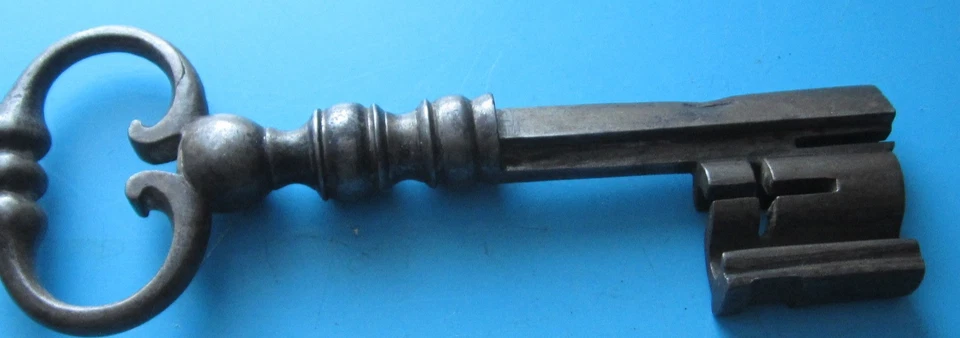 Ancienne   Sa Clé fer forgé embout forme Triangle - Photo 3/4