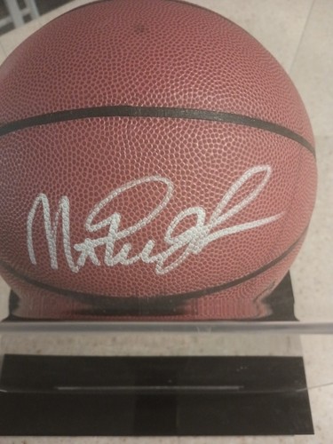 MAGIC JOHNSON Authentic Signed Wilson Basketball with COA and CASE - Picture 2 of 9