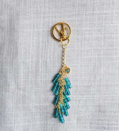 BOLSO CON CUENTAS VERDE AZULADO Y DORADO ENCANTO MONEDERO ENCANTO LLAVERO ESTRÁS ACENTO CORAZÓN - Imagen 2 de 8