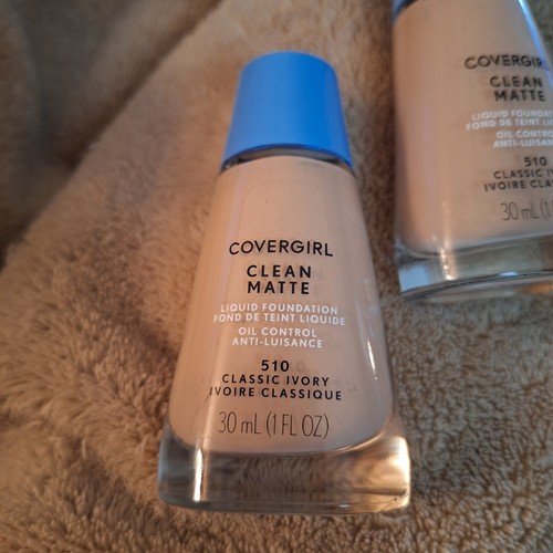 2 Stück Covergirl Clean Matte flüssige Foundation ÖLKONTROLLE #510 Classic Elfenbein - Bild 2 von 5