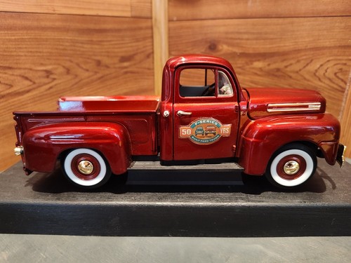 1948 FORD ROAD LEGENDS/YAT MING F-1 GOLD EDITION 1:18 SCALE DIE-CAST PICK UP - Picture 18 of 23