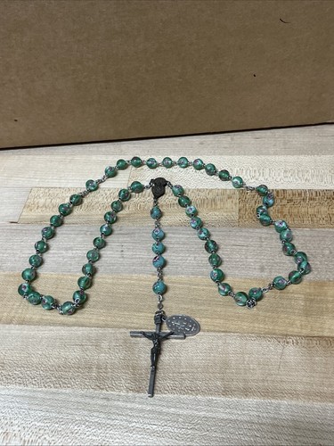 Vintage Rosenkranz Silber Kreuz und grüne Perlen. EX Box 272