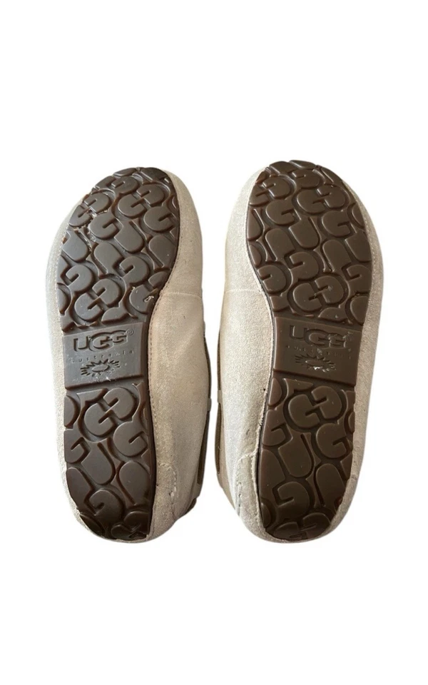 Chinelos Mocassim UGG Dakota 5612 Feminino Tamanho 10 Bege Claro/Creme Shearling - Imagem 2 de 4