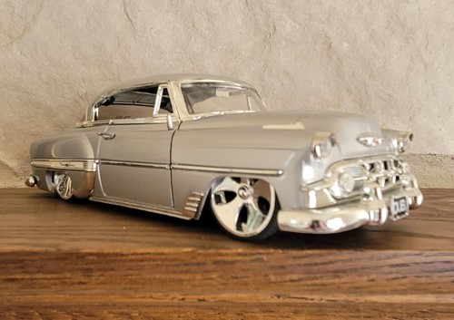 JADA Toys 1953 Chevrolet Bel Air Dub City 1:24Glossy Silver Die Cast Model Car - Picture 4 of 16