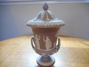 Wedgwood-Lilac-jasper-dipped-7-034-43-campana-covered-urn-Museum-1906-mark