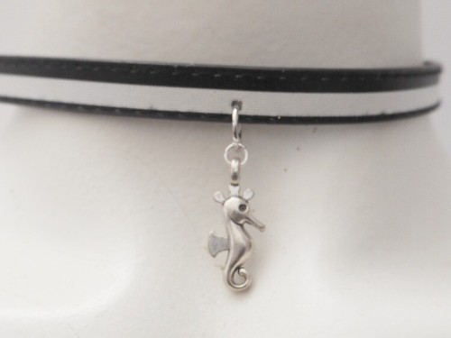 Choker artesanal color blanco y negro con dije caballito de mar. Ajustable - Imagen 3 de 3