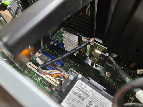 Fujitsu Server Primergy TX200 S7 2x Xeon E5-2420 6 Core, 96 GB 5 HDD Rahmen - Bild 7 von 10