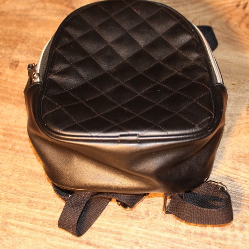 Gesteppter Mini Rucksack Handtasche -- schwarzes Kunstleder, gefüttert Markenlos - Bild 2 von 7