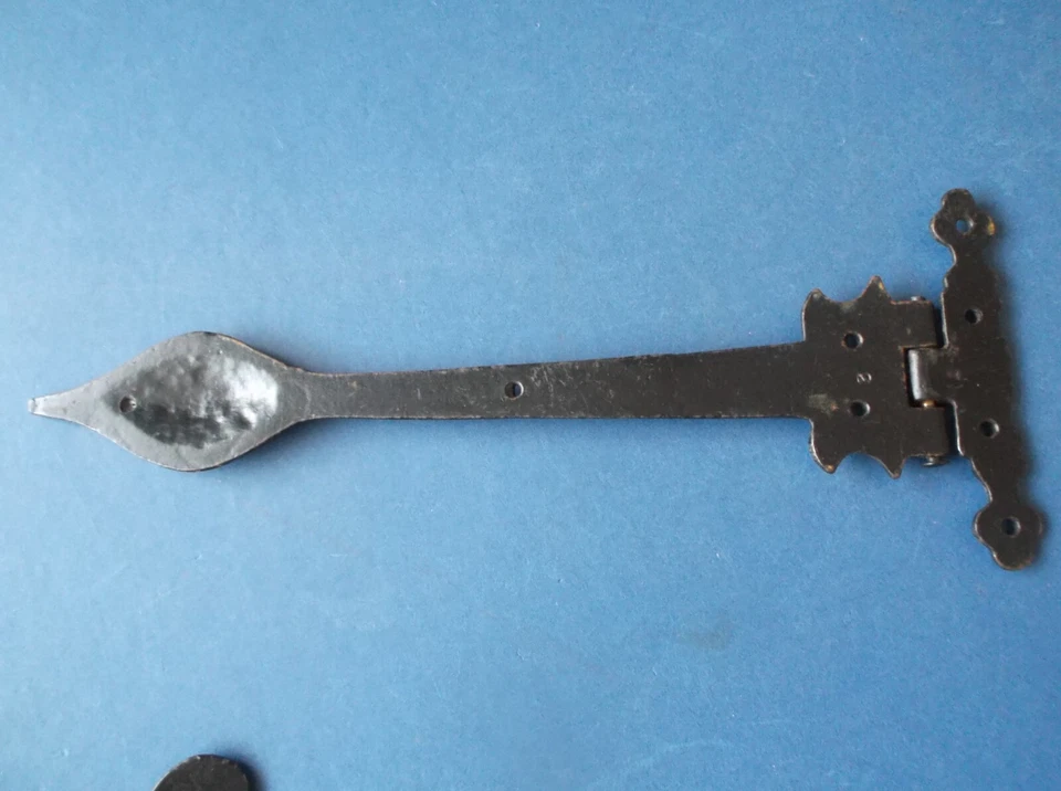 Elegant Edwardian Iron Bracket for door/gate with Hinge 27.4cm long - Image 4 of 4