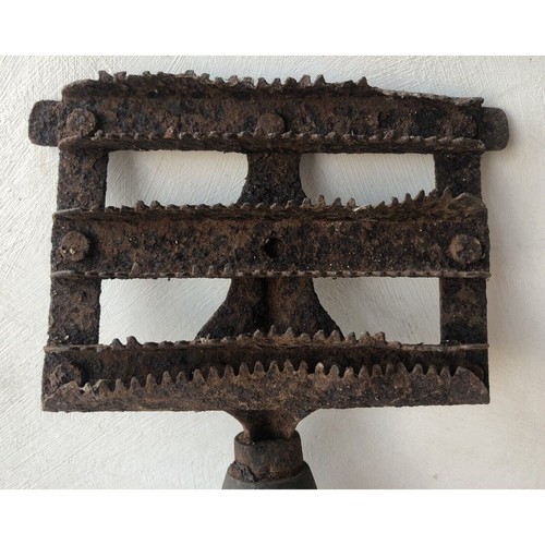 Antique Horse Grooming Curry Comb Brush Rusted Patina Green Wood Handle Barn - Picture 2 of 12