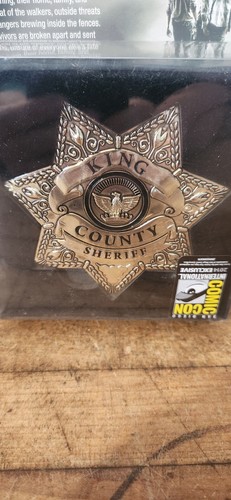AMC's The Walking Dead Complete Fourth season Comic Con 2014 w/badge &Key Sealed - Picture 7 of 9