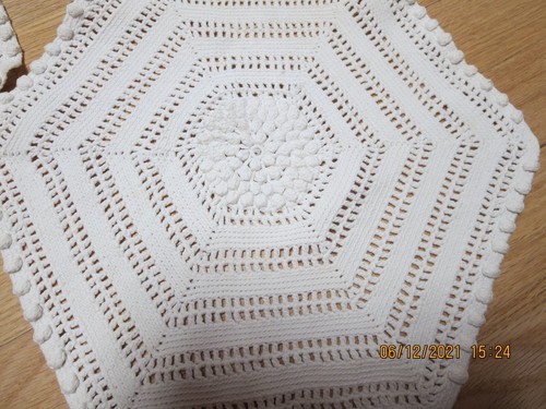 2 VINTAGE OCTAGONAL SHAPE HAND CROCHET DOILIES--13 1/2" ACROSS --#T 7-21 - Picture 23 of 24