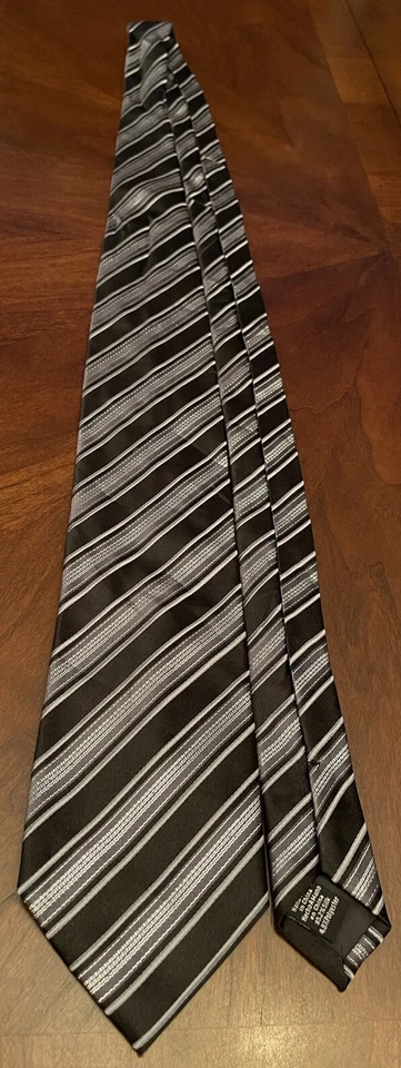 Corbata de cuello para hombre Van Heusen negra gris hecha a mano 95,2 % seda 4,8 % poliéster China” Foto 3 de 4