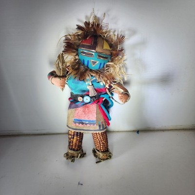 UNGEWÖHNLICHE HANDGEFERTIGTE KERAMIK HOPI KACHINA MAISTÄNZERIN MIT MAISKOLBENBEINEN 10 1/2 ZOLL