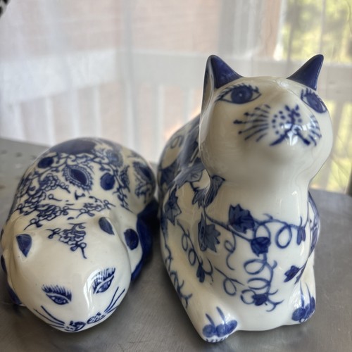 2 blau & weiße Keramik Katzen komplizierte Gesichtsdetails Figur 8”x4” und 6” x 4”