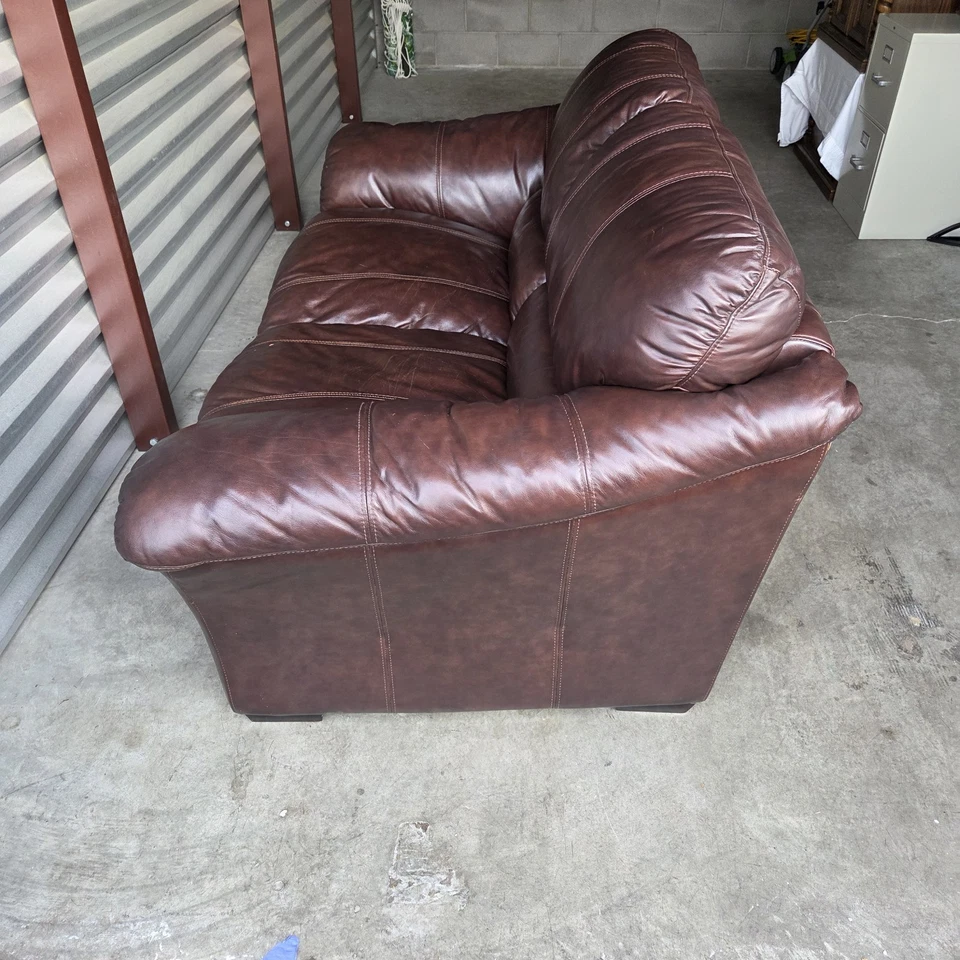 Sofá loveseat de cuero genuino La-Z-Boy - Marrón - 60" x 40" x 36" - Excelente estado Foto 3 de 4
