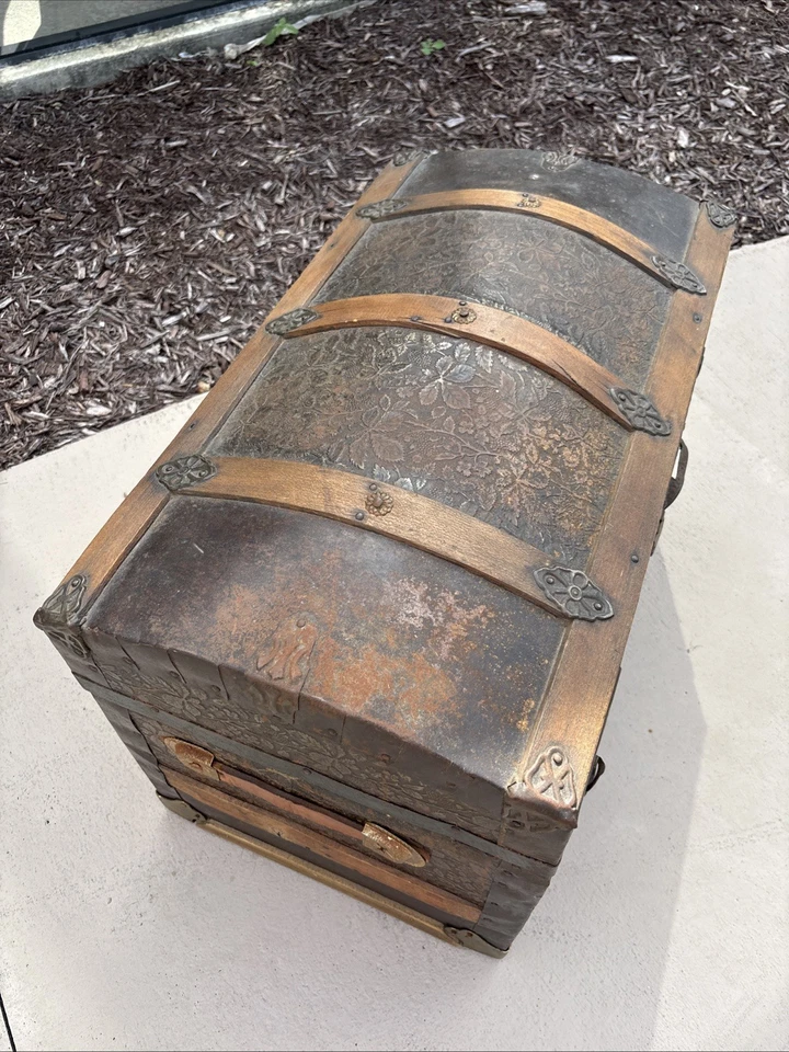 Antiguo baúl de vapor con cúpula Camelback, forrado en roble y cedro Foto 3 de 4