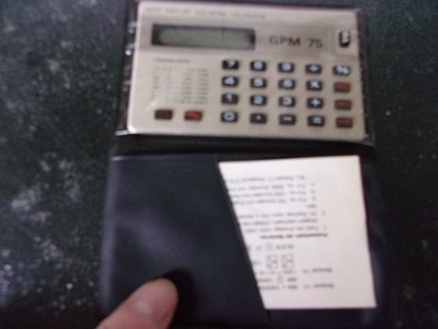Taschenrechner GPM 75, Scheckkarten-Format im Mäppchen, Batterie muss neu