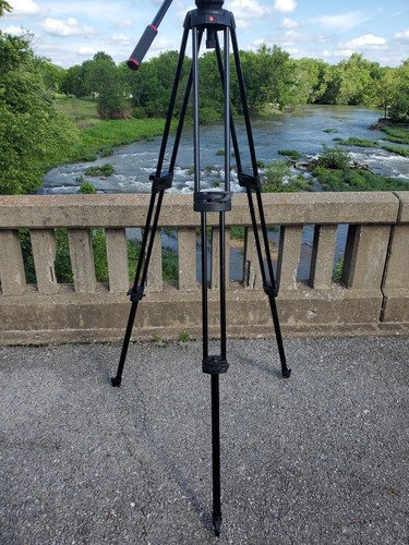Manfrotto 546B - MVH502A Professional Fluid Video System with Aluminum Tripod - Picture 6 of 13
