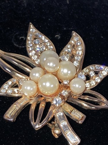 Vintage Flower Leaf Brooch Rhinestones Faux Pearl Beads Costume Pin Gold Tone - Picture 13 of 19