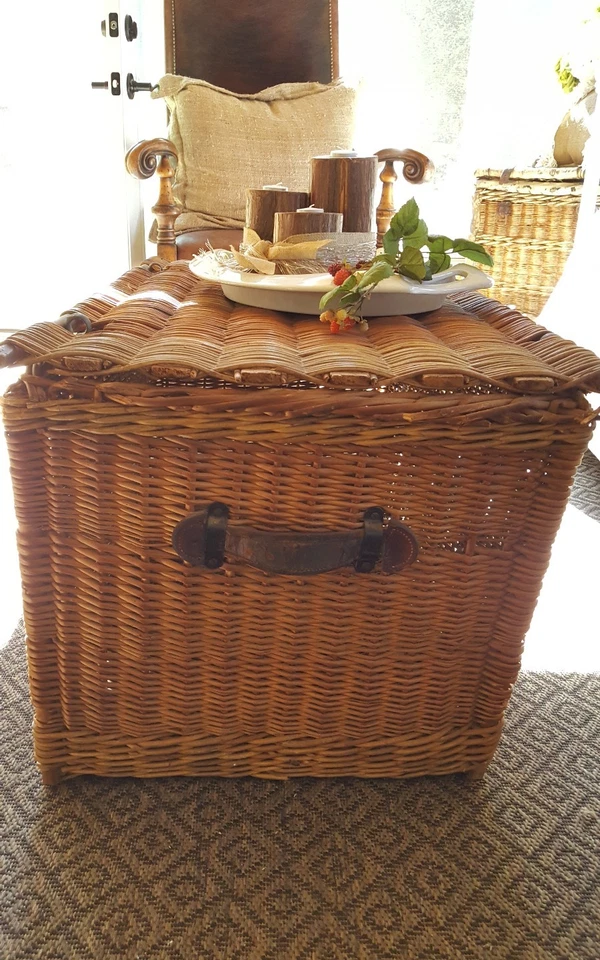 Antiguo baúl europeo de mimbre y ratán asas de cuero grandes coleccionables  Foto 3 de 4