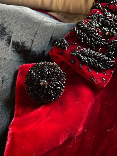 Vintage Victoria Royal NWT Plush Red Velvet Coat Black Beaded Collar Buttons 10 - Bild 4 von 13