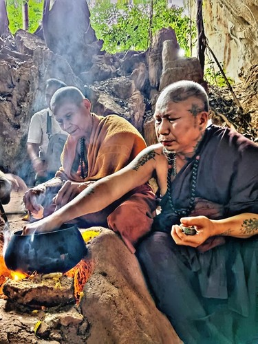 Queen Virginia Thai Amulet Charm Love Fetish - Bild 13 von 19