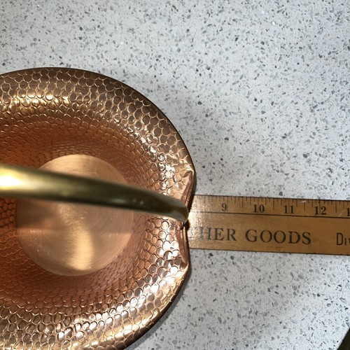 Cesto vintage in rame martellato Coppercraft Guild con manico rotante in ottone - Foto 6 di 7