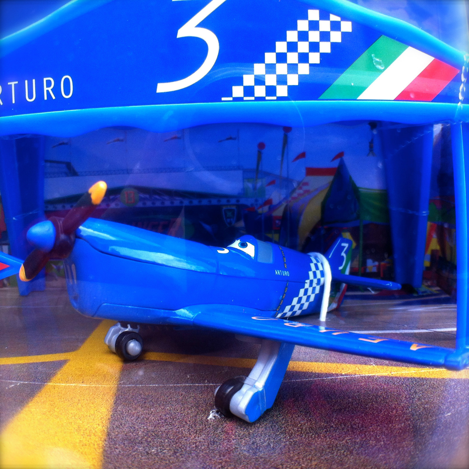 Disney Planes ARTURO PIT ROW GIFT PACK with PITTY tent & flag diecast set ITALY - Picture 10 of 12
