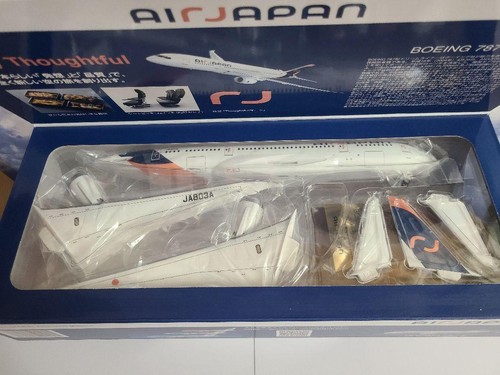 ANA 1/200 Boeing 787-8 JA803A Air Japan All Nippon Airways snap fit model Japan - Picture 4 of 17