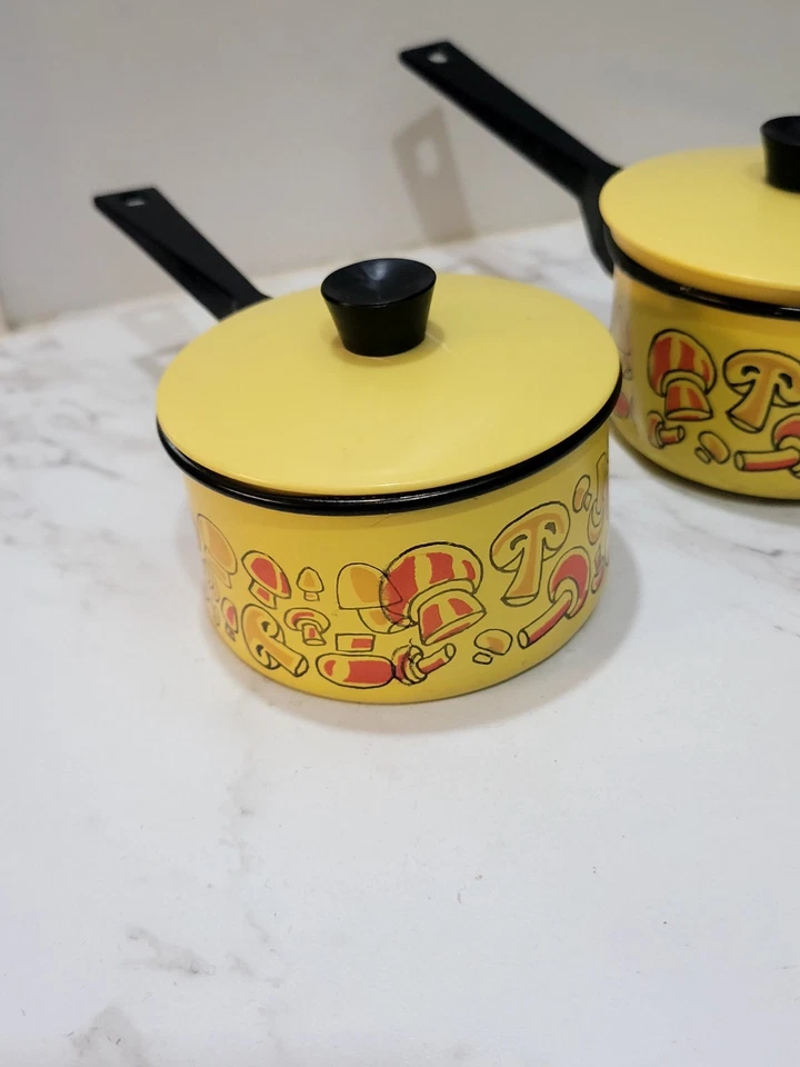 Juego de ollas y sartenes de cocina vintage con tapas impresionantes piezas de los años 60 Foto 3 de 4