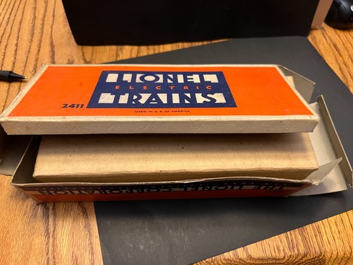 Lionel No. 2411 Flat Car with Box and Cardboard insert - Picture 10 of 16
