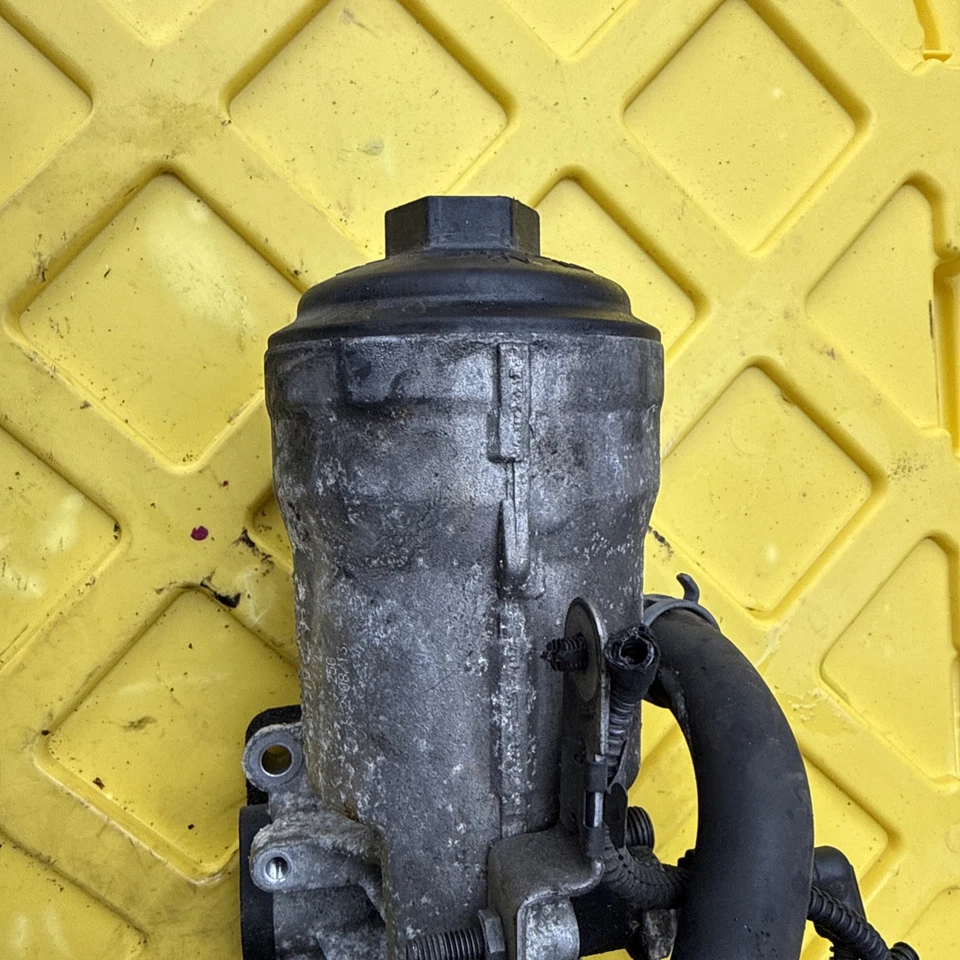 Carcasa de filtro de aceite de motor Volkswagen Jetta Sportwagen 2011-2014 OEM. Foto 2 de 4