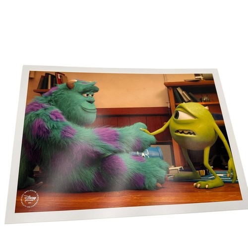 Disney Store Autentico Pixar Mostri Università Set di 4 Litografie NUOVO Folder - Foto 5 di 7
