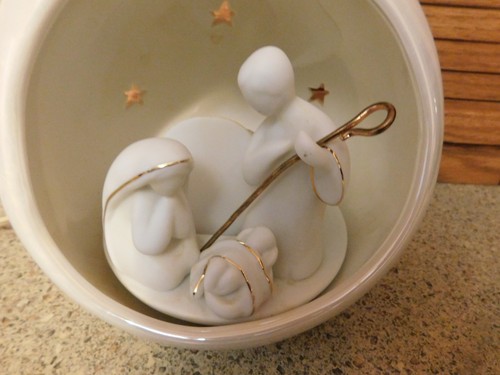 25-1109 6" Vintage Apple Tree Porcelain White Nativity Scene Lighted Design Gold - Picture 4 of 8