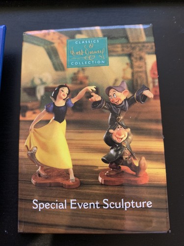 4 x WDCC WALT DISNEY CLASSIC COLLECTION COLLECTORS BADGES/PINS - Picture 3 of 8