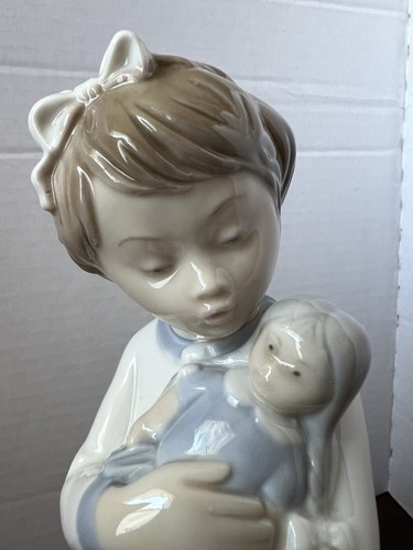 NAO BY LLADRO RETIRED FIGURINE GIRL HOLDING HER DOLL - Picture 2 of 16