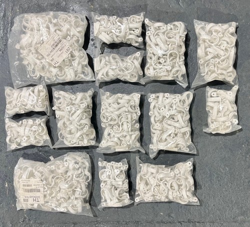 703 x Center Brand 32mm (1 1/4") Waste Pipe Clips. F15264 Plumbing joblot - Bild 2 von 4